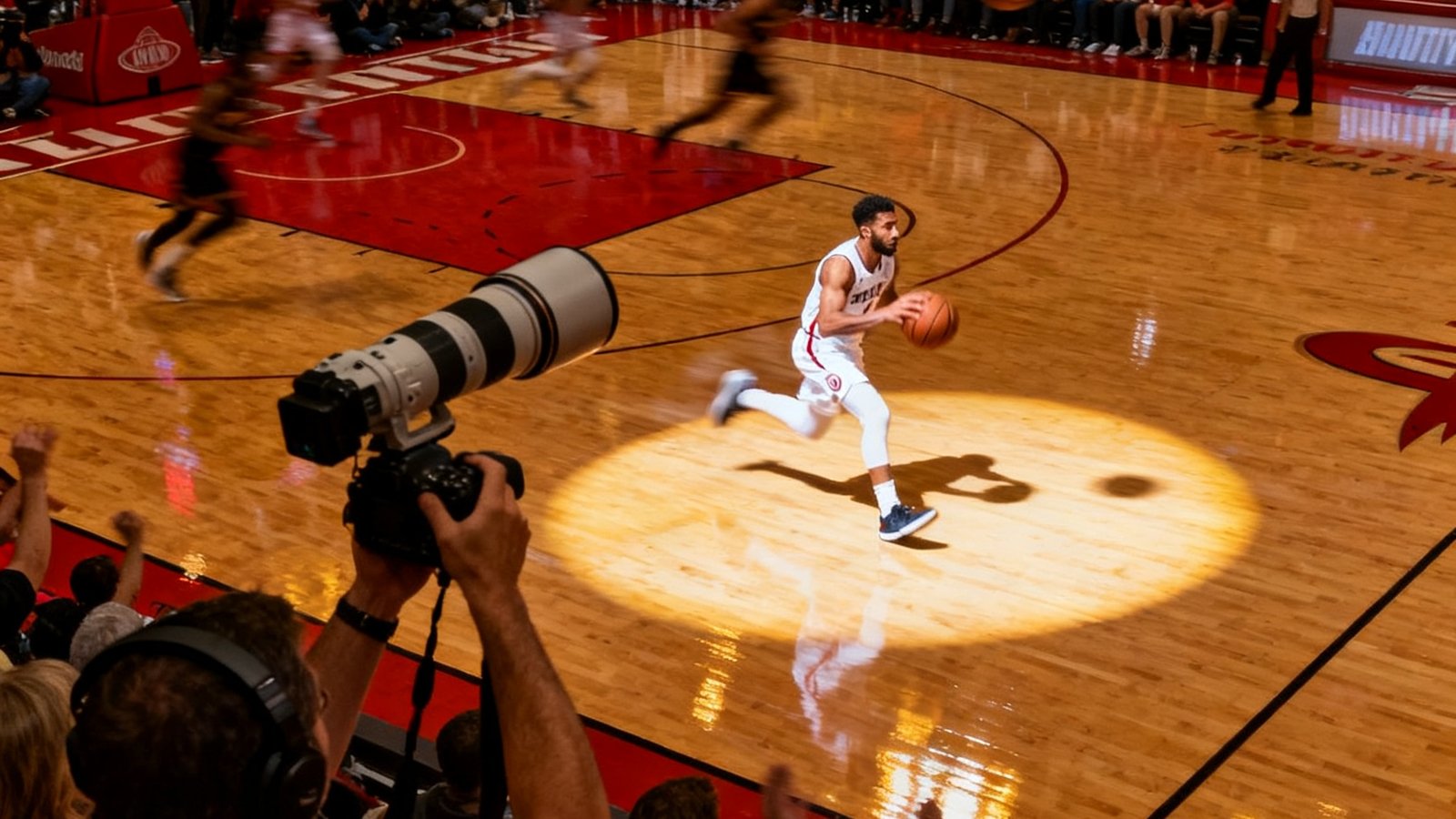 NBA常规赛比赛现场俯拍视角，硬木球场地板在聚光灯下反射出柔和光泽，一名身穿白色球衣的球员正高速突破上篮，场边摄影师高举长焦镜头，观众席上数万球迷起立欢呼，气氛火热